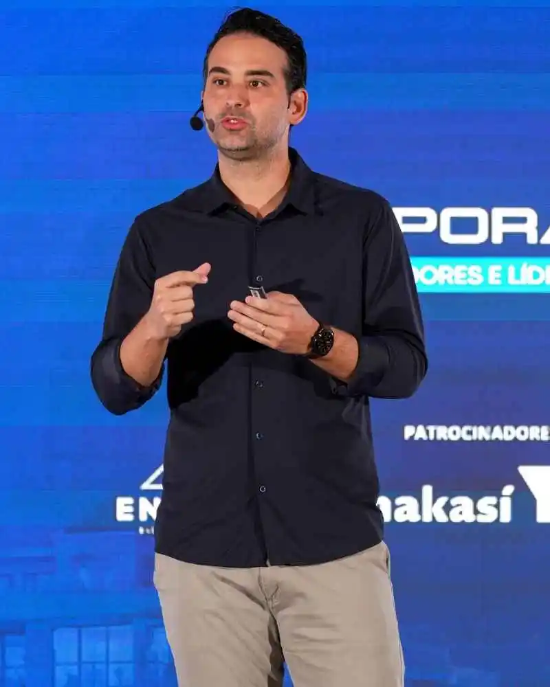Caio Lobo em obra de incorporação